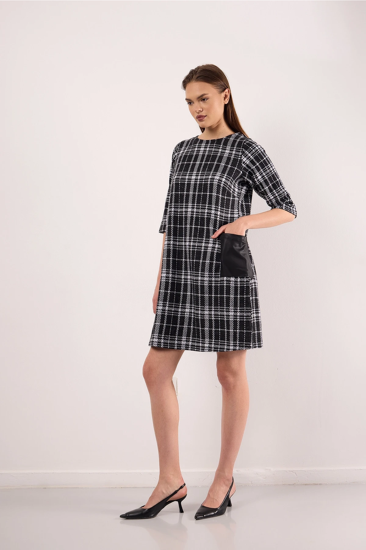 Bisiklet Yaka Yarım Kollu Deri Cep Detaylı Desenli Kısa Elbise