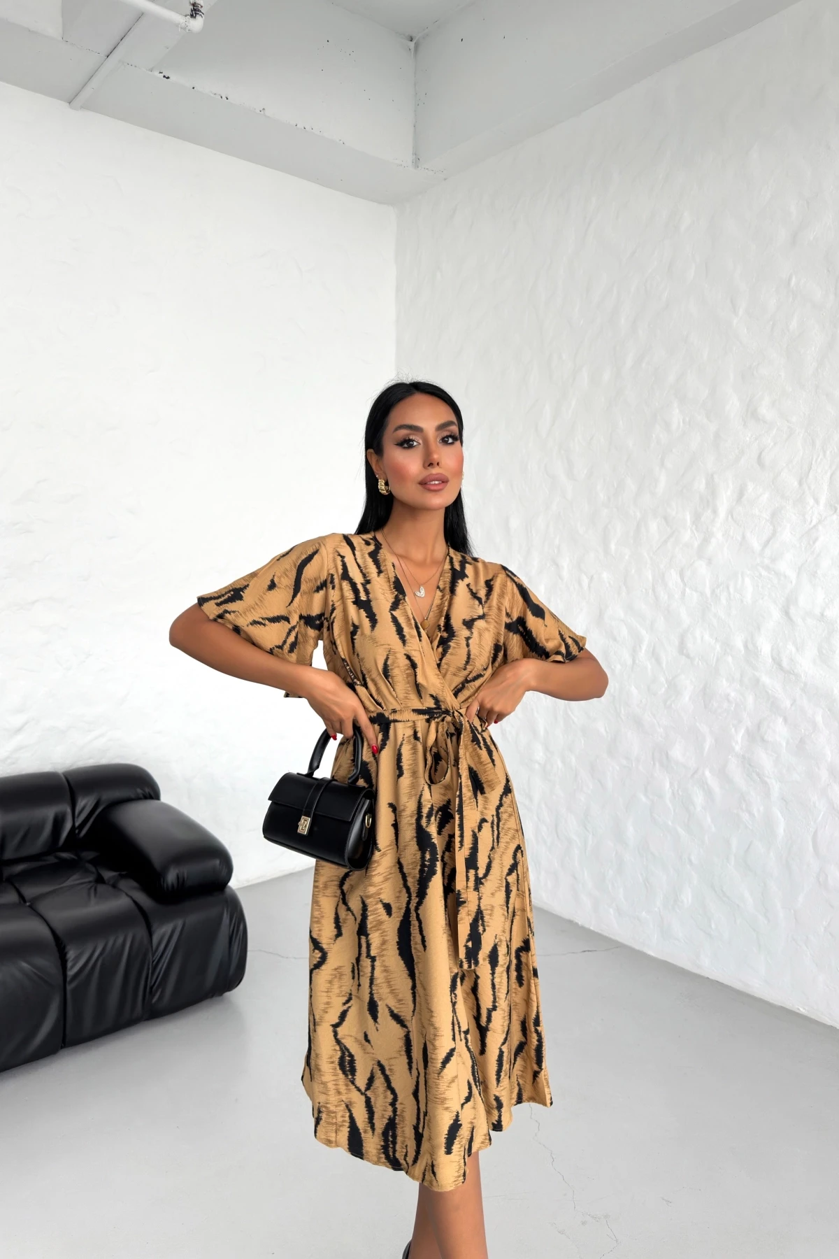 Kruvaze Yaka Beli Kuşaklı Desenli Yarım Kol Elbise