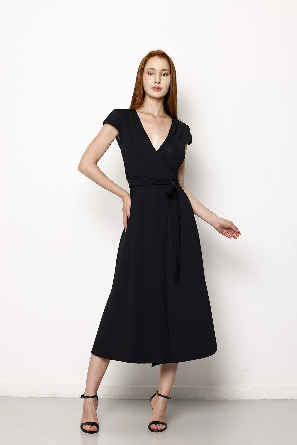 Kruvaze Yaka Kısa Kolu Yırtmaç Detaylı Kuşaklı Midi Boy Elbise