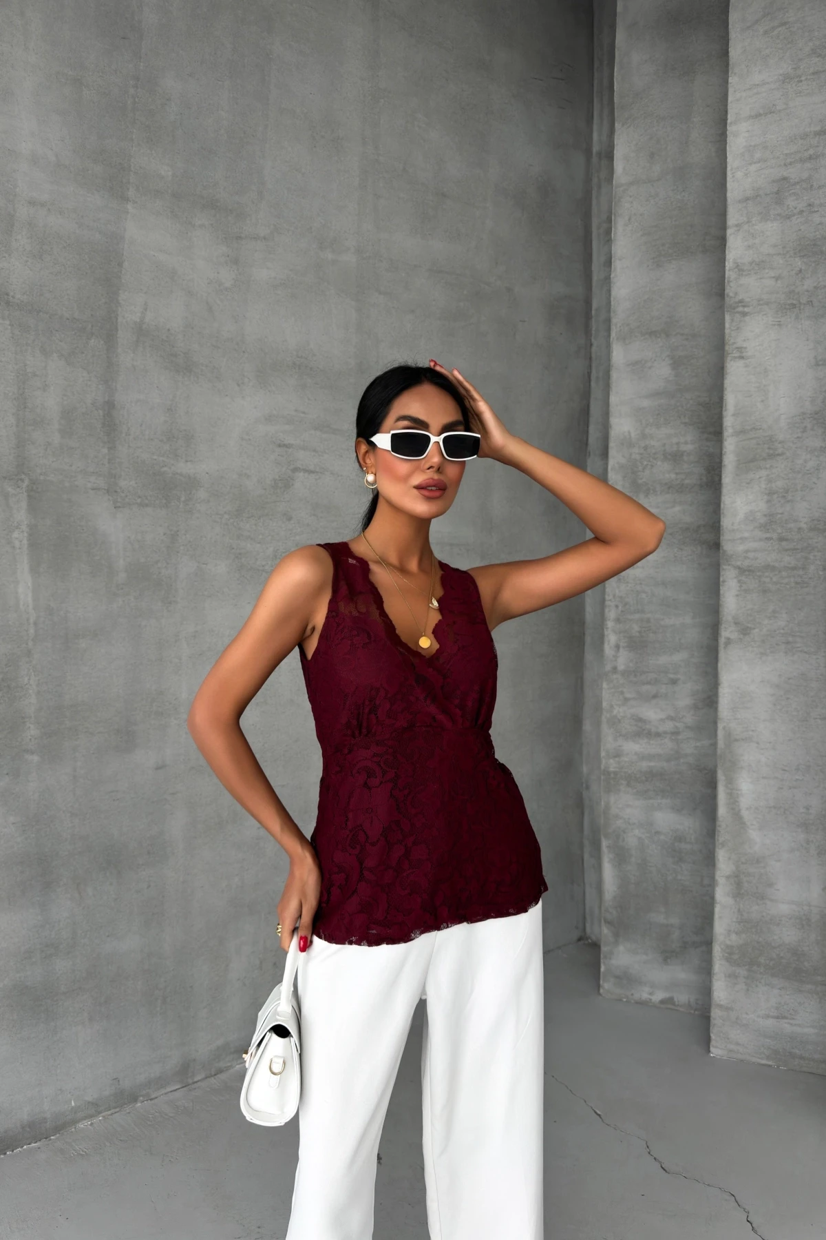 V Yaka Kolsuz İçi Astarlı Dantelli Bluz