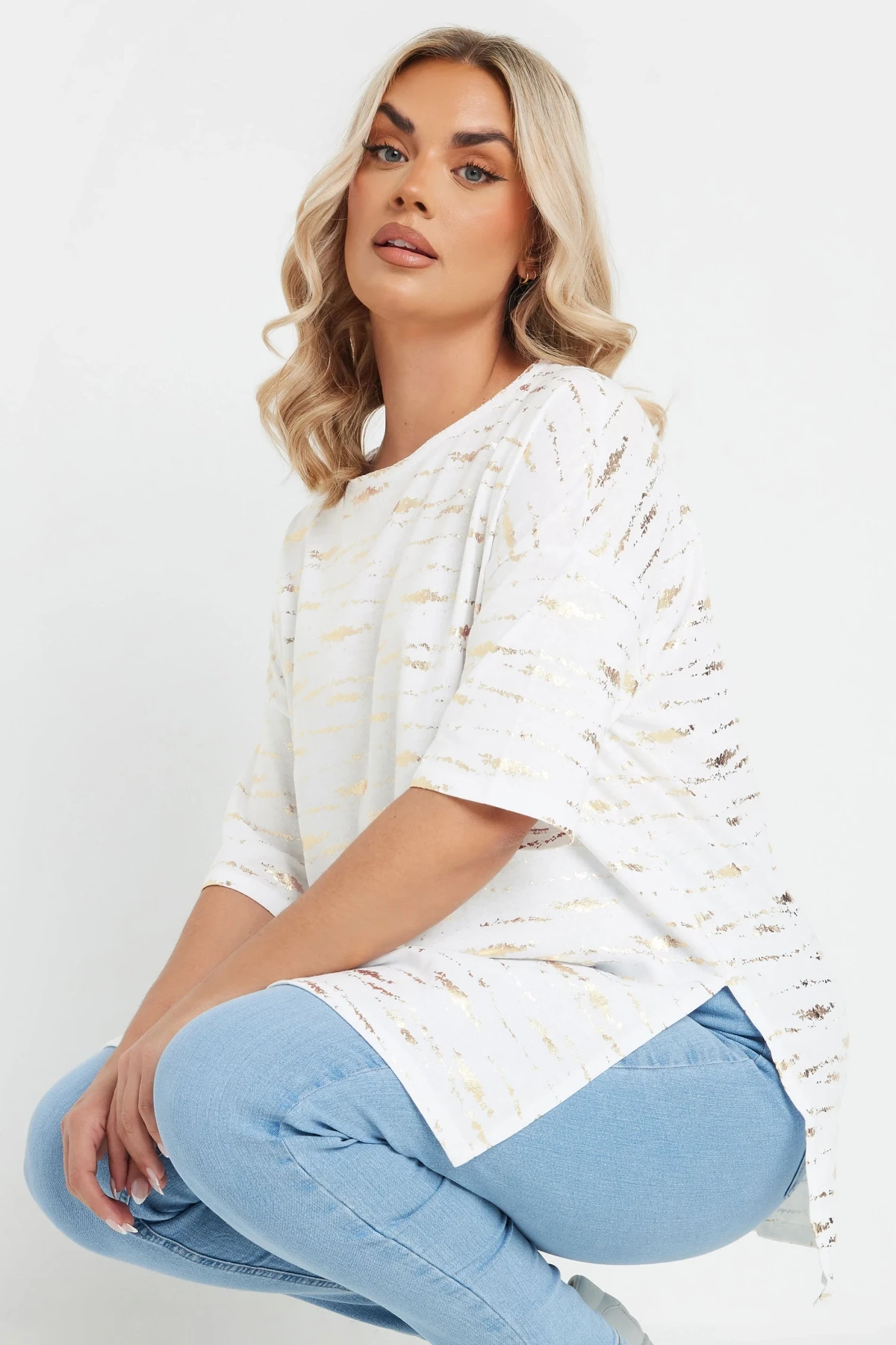 Büyük Beden Kısa Kollu Bisiklet Yaka Yanları Yırtmaçlı Metalik Baskılı T-shirt 303955