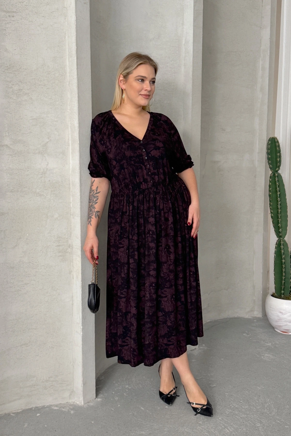 Büyük Beden Kısa Kollu V Yaka Önü Düğmeli Beli Lastikli Elbise 303699