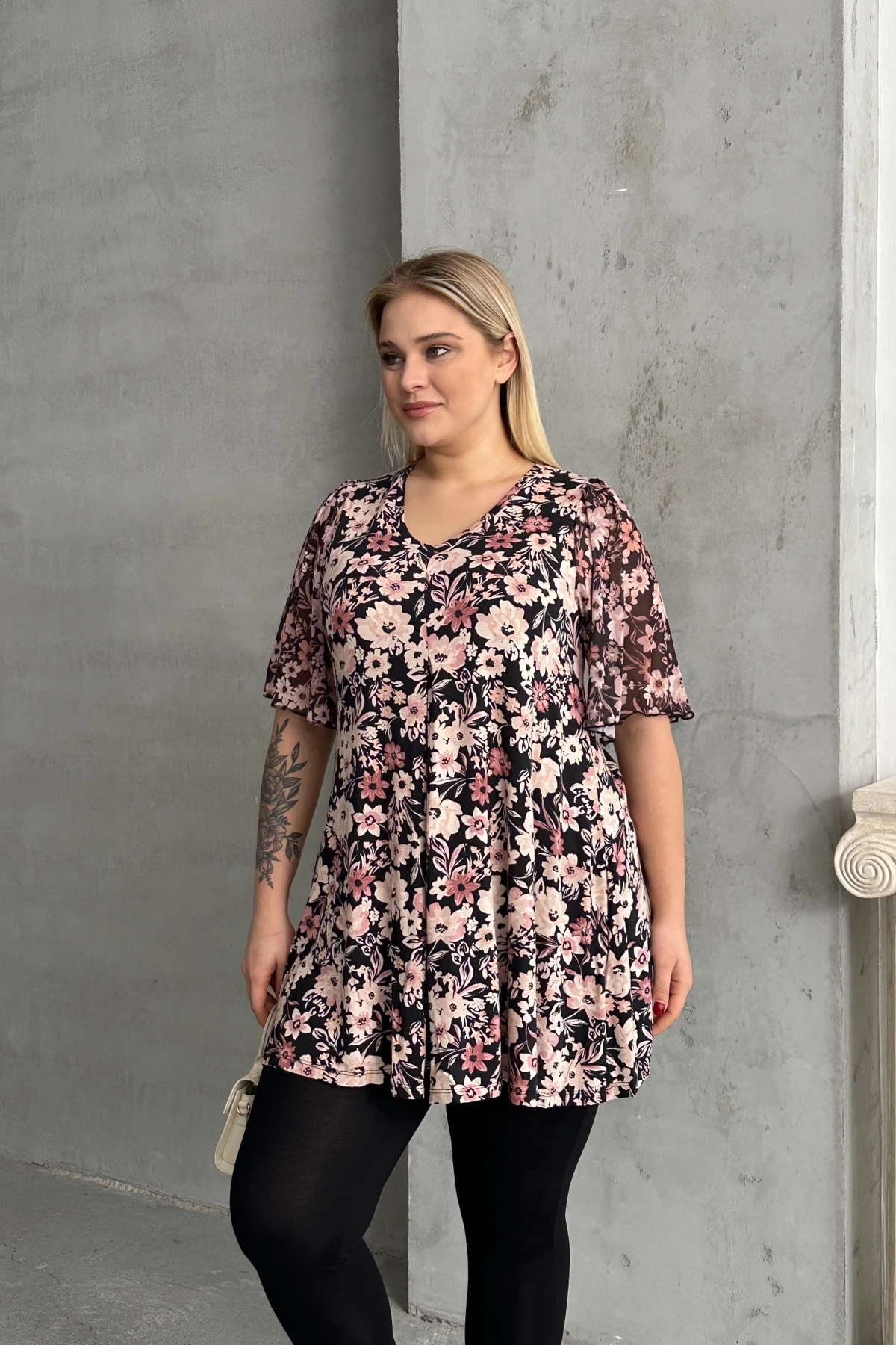 Büyük Beden Kısa Tül Kollu V Yaka Önü Pileli Bluz 321996