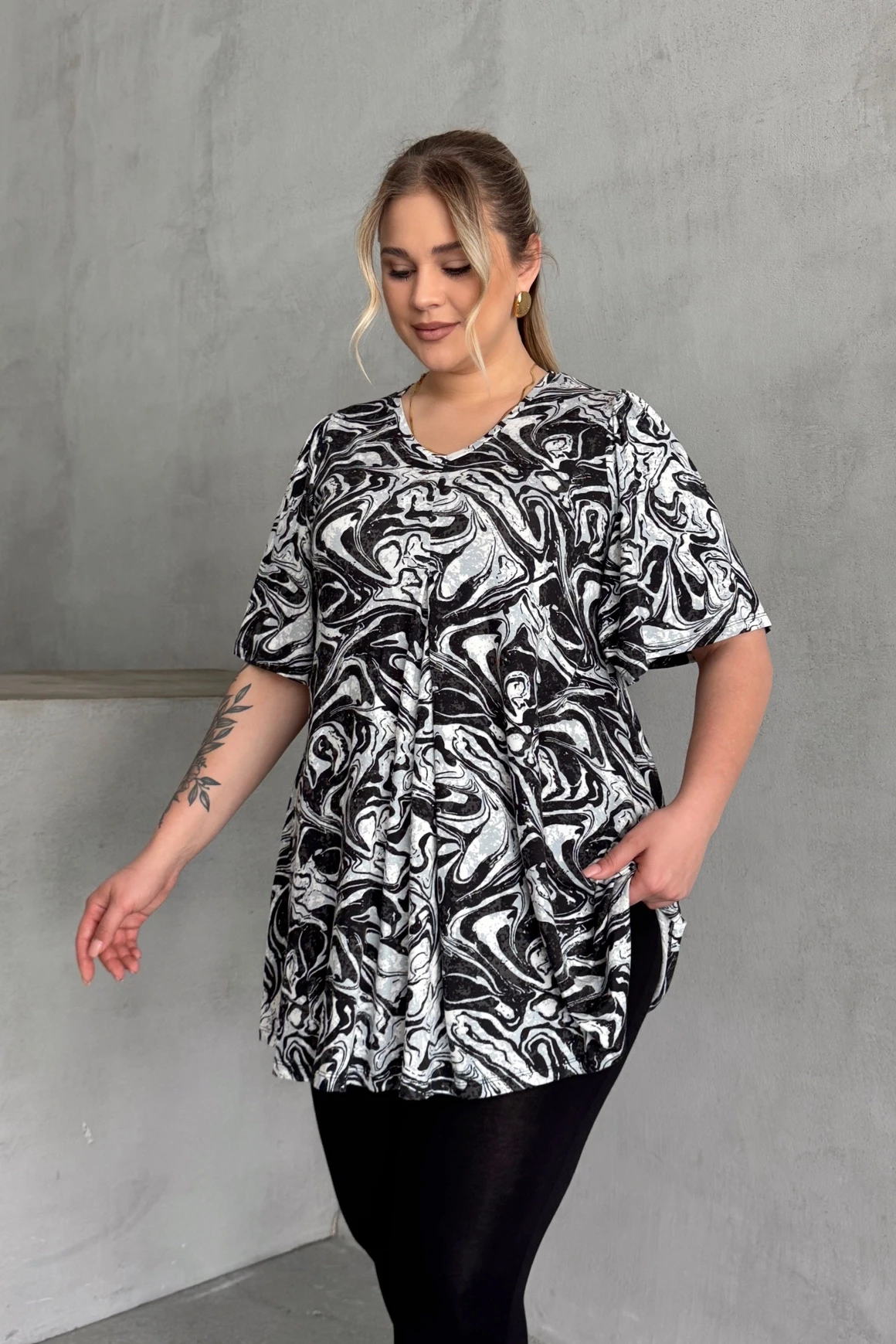 Büyük Beden V Yaka Kısa Kollu Eteği Bollaşan Desenli Bluz 101-17