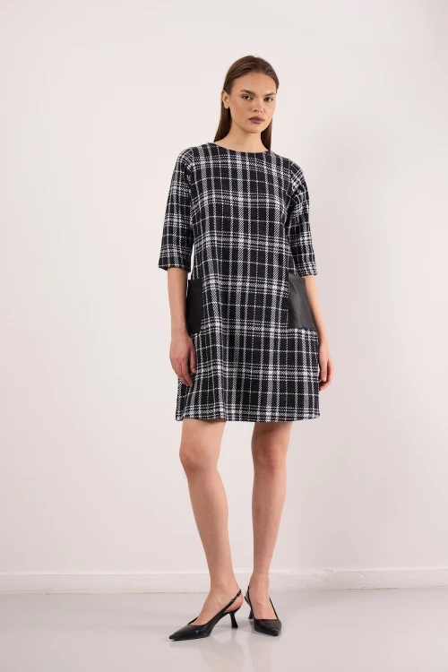 Bisiklet Yaka Yarım Kollu Deri Cep Detaylı Desenli Kısa Elbise