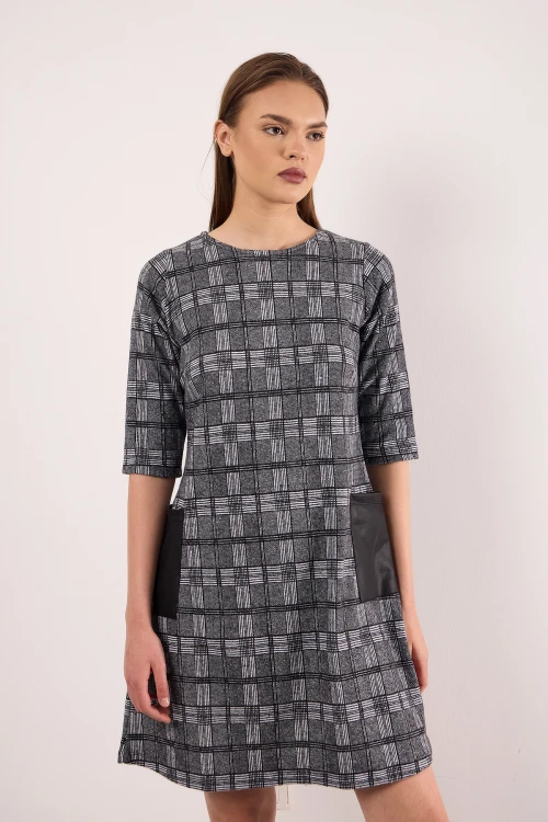 Bisiklet Yaka Yarım Kollu Deri Cep Detaylı Desenli Kısa Elbise