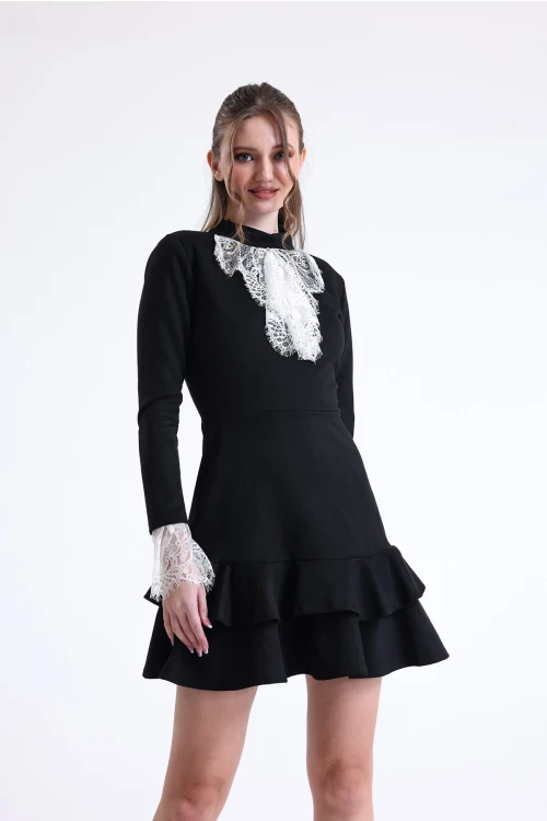 Boğazlı Yakası Ve Kolları Dantel Detaylı Eteği Fırfırlı Kısa Elbise SU-7