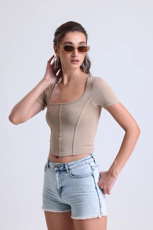 Kısa Kollu Önü Dikiş Detaylı Vücudu Saran Crop Bluz 2641