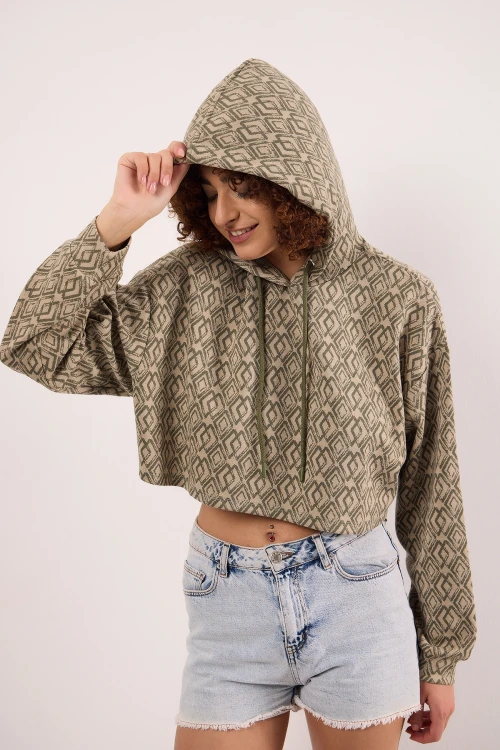 Oversize Uzun Kolları Lastikli Kapüşonlu Desenli Crop Kesim Sweatshirt