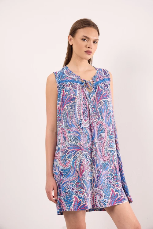 Yakası Bağlama Detaylı Sıfır Kol Desenli Bol Kalıp Kısa Elbise 1024