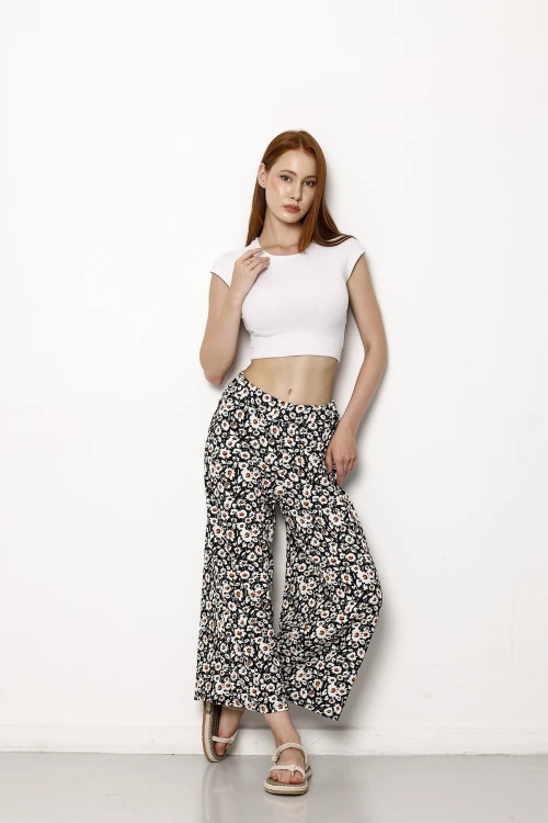 Beli Lastikli Cepsiz Çiçek Desenli Bol Paça Kısa Pantolon