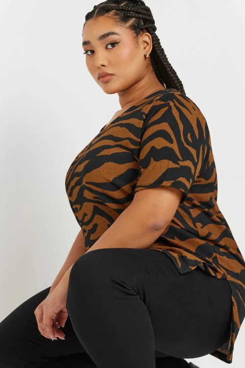 Büyük Beden Kısa Kollu Bisiklet Yaka Yanı Yırtmaçlı Desenli Bluz 303739