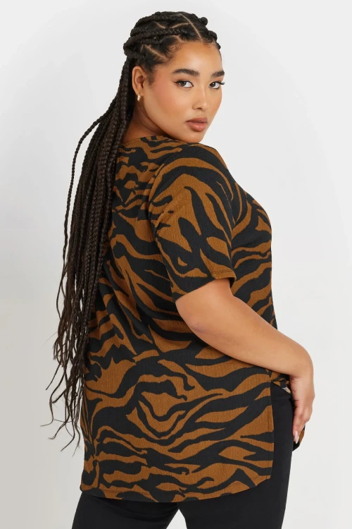 Büyük Beden Kısa Kollu Bisiklet Yaka Yanı Yırtmaçlı Desenli Bluz 303739