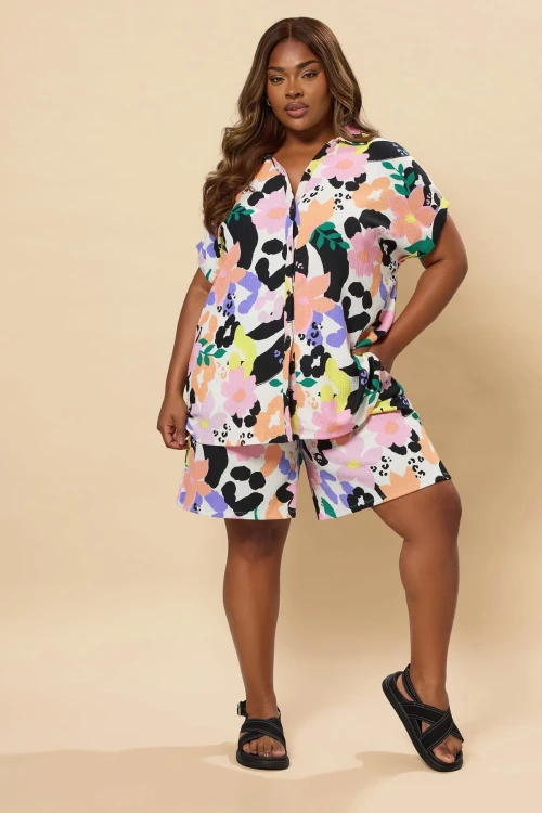 Büyük Beden Önü Düğmeli Kısa Kollu Çiçek Desenli Gömlek 304181