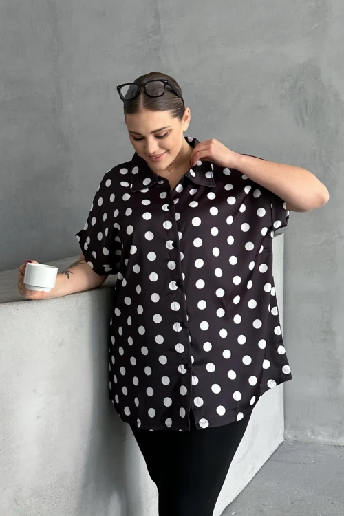 Büyük Beden Önü Düğmeli Kısa Kollu Puantiye Desenli Gömlek 303460