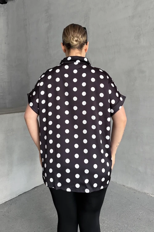 Büyük Beden Önü Düğmeli Kısa Kollu Puantiye Desenli Gömlek 303460