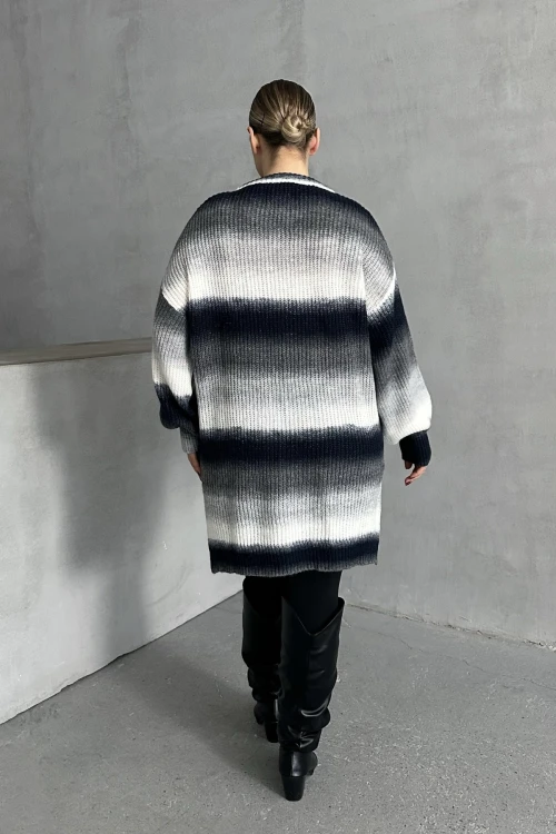 Büyük Beden Uzun Kollu Bisiklet Yaka Renk Bloklu Yırtmaçlı Triko Kazak 302345