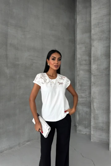 Yakası Dantel Boncuk Detaylı İşlemeli Bisiklet Yaka Yarım Kol Bluz VLMB-414-B