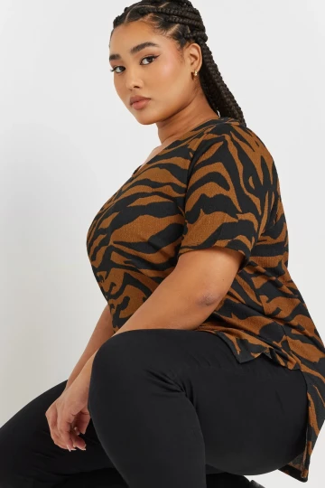 Büyük Beden Kısa Kollu Bisiklet Yaka Yanı Yırtmaçlı Desenli Bluz 303739